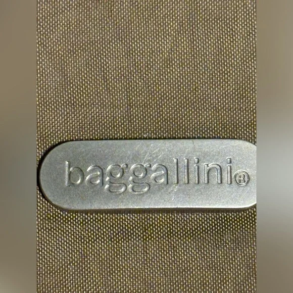 Baggallini olive crossbody bag w/adjustable strap - Picture 3 of 12